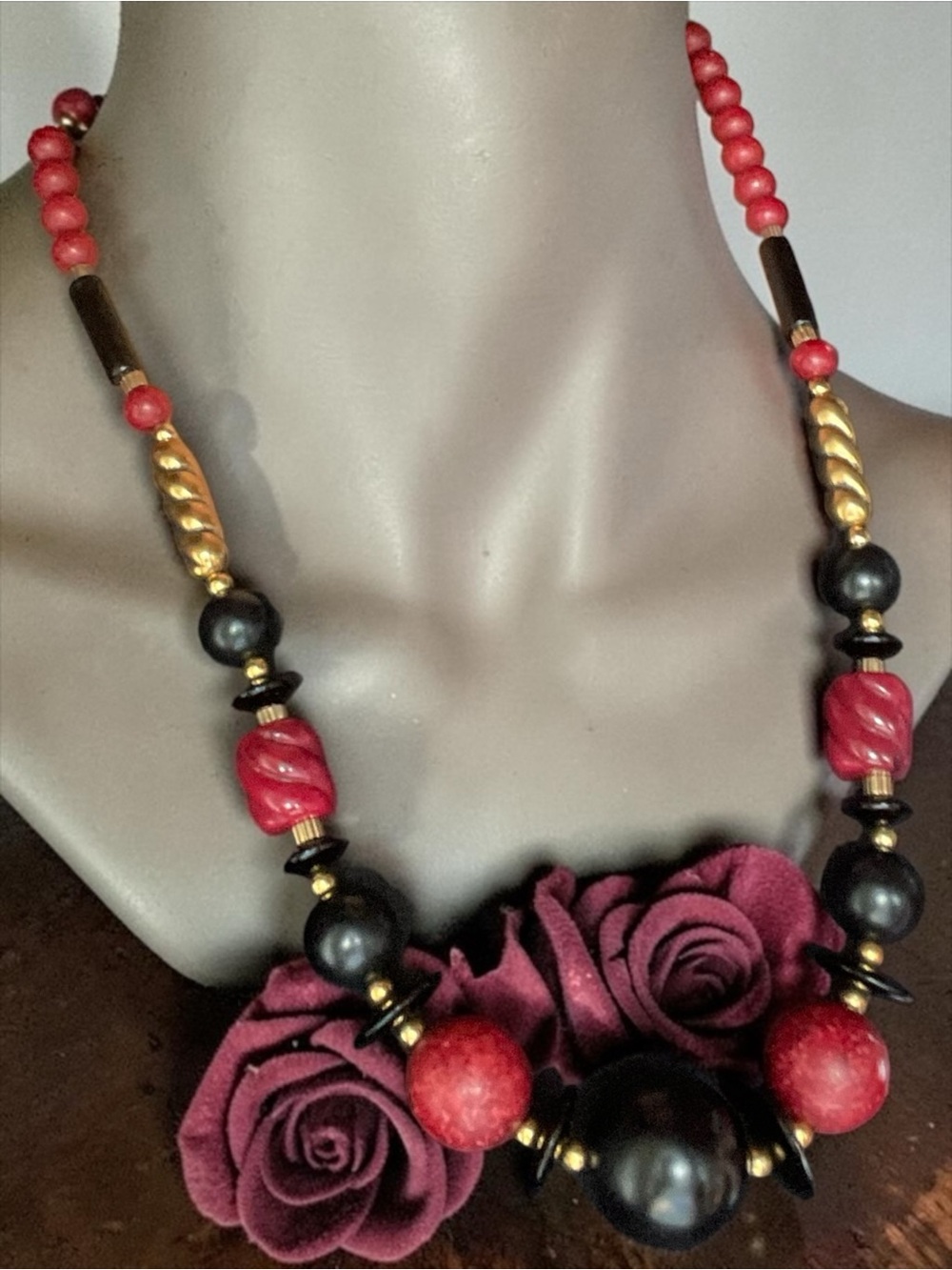 Red Black Wood Graduated Bead w Gold Tone Spacers Statement Necklace